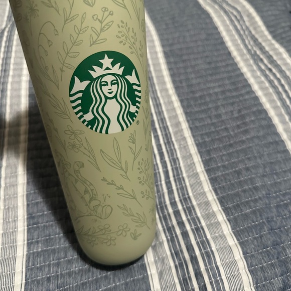 Disney Starbucks Winnie the Pooh Floral Tumbler with Green Emblem - Picture 5 of 5